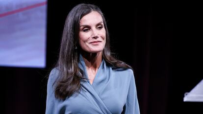 Letizia Ortiz, con un 'wrap dress' de Adolfo Domínguez.