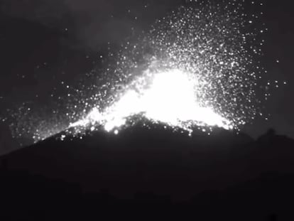 Exhalación del volcán Popocatépetl el 25 de marzo de 2023.