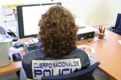 Un miembro de la Brigada de Investigación Tecnológica de la Policía Nacional (BIT). EFE/Archivo