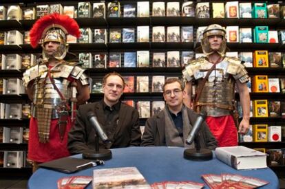 Santiago Posteguillo acompaña a Simon Scarrow en la presentacion de su libro 'Campos de muerte' en el Fnac Triangle.