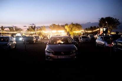 Una pareja se besa en el interior de su coche durante la reapertura del Autocine de Madrid, el primer cine de la ciudad que ha abierto en el periodo de desconfinamiento.