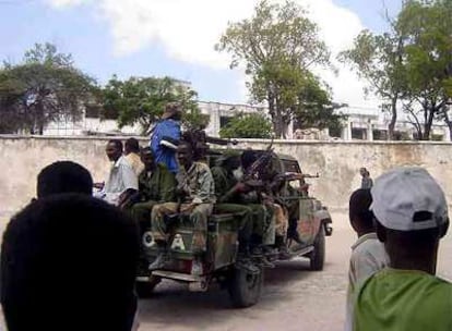 Soldados del Gobierno somalí vigilan el acceso al palacio presidencial, en Mogadiscio.
