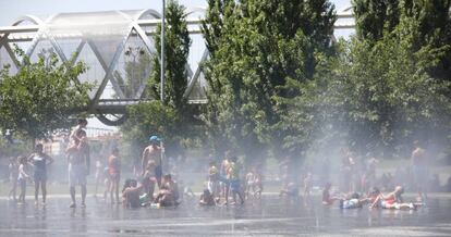 Los madrileños combaten la ola de calor.