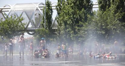 Los madrile&ntilde;os combaten la ola de calor.