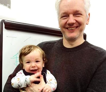 Julian Assange con uno de sus dos hijos, en imágenes del programa de televisión '60 minutes Australia'.