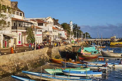 Lamu (Kenia). 
Esta es una isla situada justo frente a la costa de Kenia, tranquila, libre de coches y rodeada por el Índico. Su principal encanto está en la vieja ciudad de Lamu, uno de los más antiguos poblados suajilis y mejor conservados de África oriental. Está mayormente construida en piedra de coral y madera de mangle, y con una arquitectura peculiar, en la que no faltan patios, terrazas y puertas de madera talladas. En Lamu se celebran desde el siglo XIX importantes festivales religiosos y se ha convertido en un importante centro para el estudio de las culturas islámica y suajili. La mejor forma de descubrir la isla es perderse por sus callejuelas contemplando las antiguas puertas suajilis, echando una ojeada a los patios escondidos o aceptar cualquier invitación a charlar un rato.
