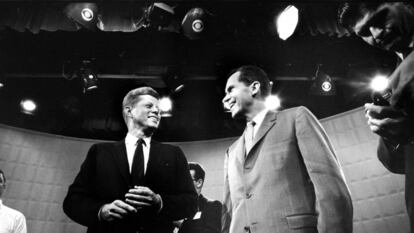 Richard Nixon (derecha) y John F. Kennedy, sonrientes instantes antes del comienzo del primer debate electoral televisado de la historia, en septiembre de 1960.