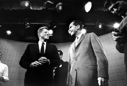 El 26 de septiembre de 1960 se produjo el primer debate político electoral televisado de la historia. Tuvo como protagonistas a Richard Nixon y John F. Kennedy, candidatos republicano y demócrata, respectivamente, a la presidencia de Estados Unidos. En esta fotografía posan sonrientes e intercambian sus miradas instantes antes de que diera comienzo el debate.