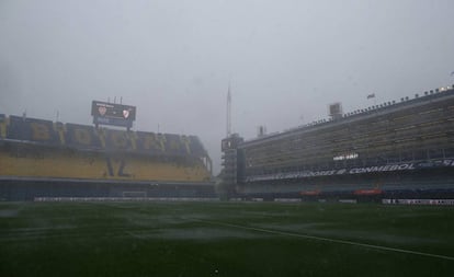 El césped del estadio de Boca Juniors, la 'Bombonera', inundado por las lluvias que cayeron este sábado sobre Buenos Aires.