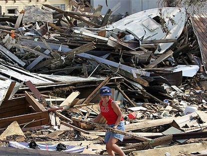 Lisa Truong busca los restos de lo que era el salón de su casa, en Pass Christian, antes del paso del Katrina.