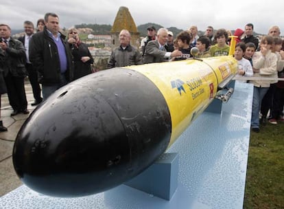 Vecinos de Baiona contemplan el submarino a su llegada a la localidad pontevedresa tras cruzar el Atlántico.