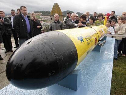 Vecinos de Baiona contemplan el submarino a su llegada a la localidad pontevedresa tras cruzar el Atlántico.