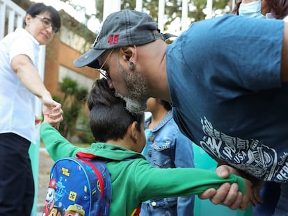 Un padre se despide de su hijo en el colegio CEIP Hernán Cortés, en Madrid.