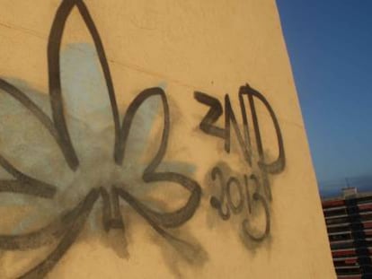 El grafiti en la azotea del hospital de Alicante.