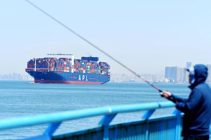 Un portacontenedores entra al puerto chino de Qingdao, en la provincia de Shandong, el 23 de abril.