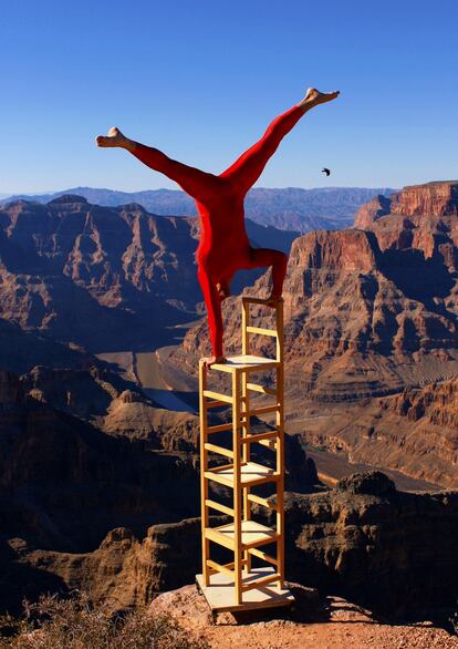 Equilibrando en sillas con traje rojo sobre el Grand Cañón del Colorado. Estados Unidos, 2012.