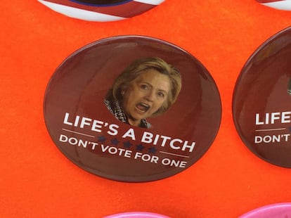 «La vida es muy zorra, no votes por una». El Huffington Post ha hecho una radiografía del merchandising misógino que se ha vendido en la convención republicana.