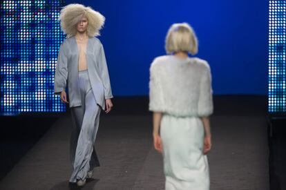 Una imagen del desfile de Juan Duyos en la Mercedes Benz Fashion Week.
