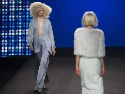 Una imagen del desfile de Juan Duyos en la Mercedes Benz Fashion Week.