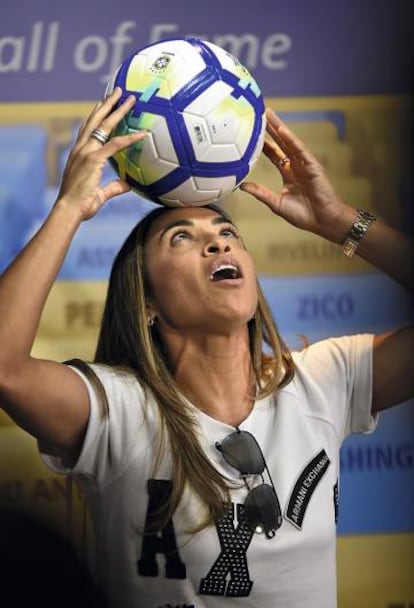 Marta juega con un balón en Maracaná en 2018.