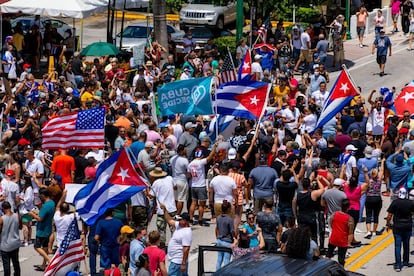 Cubanos se manifiestan en el barrio de la Pequeña Habana de Miami durante una protesta en solidaridad con miles de cubanos que salieron a las calles de Cuba, en julio de 2021.