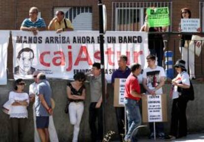 En la imagen, concentración contra el plan de ajuste aplicado por la dirección de Cajastur. EFE/Archivo