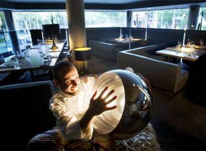 Paco Guzmán, en el comedor del restaurante Santa, en Barcelona.