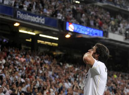 Van Nistelrooy, ya lesionado tras marcar, celebra su regreso con un gol ante el Xerez