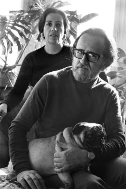 José Donoso, con su esposa, Pilar, y su perro, en su casa de Vallvidrera en 1970.