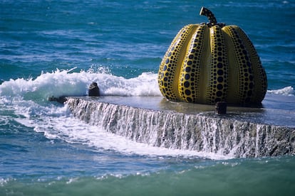 Escultura de Yayoi Kusama perteneciente a la fundación Benesse en Naoshima.