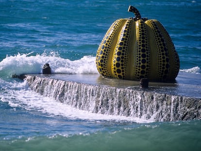 Escultura de Yayoi Kusama perteneciente a la fundación Benesse en Naoshima.