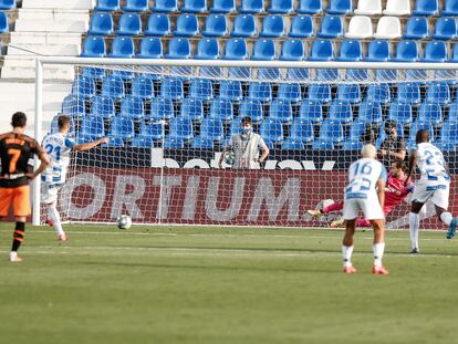 Rubén Pérez bate a Jaume desde el punto de penalti.