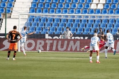 Rubén Pérez bate a Jaume desde el punto de penalti.