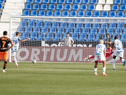 Rubén Pérez bate a Jaume desde el punto de penalti.