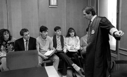 El juez José Antonio Alonso da instrucciones al jurado integrado por siete alumnos de formación profesional de Getafe, en un juicio por venta de droga en 1992.