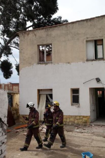 Los bomberos examinan la casa en la que viv&iacute;a la familia.