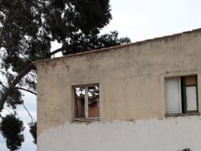 Los bomberos examinan la casa en la que vivía la familia.