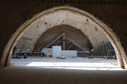 Materiales de construcción bajo uno de los arcos de las Atarazanas de Sevilla.