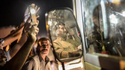 Kurdos en Turquía saludan a los 'peshmerga'.