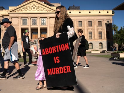 Activistas contra el aborto acudieron a manifestarse afuera del Congreso de Arizona.
