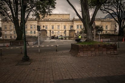 Guardias impiden el acceso al Palacio de Nariño por la puerta sur, el 7 de marzo en Bogotá.