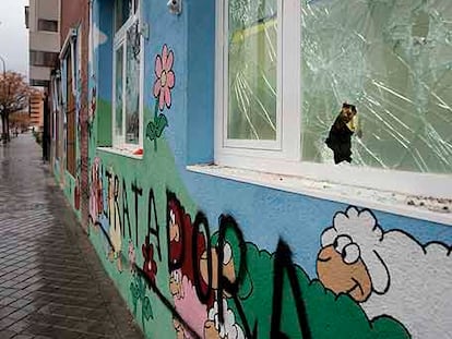 Fachada de El Borreguito Azul, con los cristales rotos.