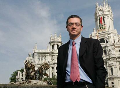 El alcalde de Madrid, Alberto Ruiz-Gallardón, en la plaza de Cibeles.