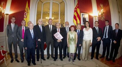 El presidente del Consell, Alberto Fabra; el de las Cortes, Juan Cotino, y diputados, con los premiados con la alta distinción del Parlamento valenciano.