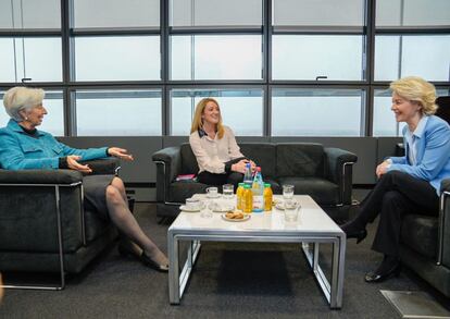 La nueva presidenta del Parlamento Europeo, Roberta Metsola, ha publicado una foto con la presidenta del Banco Central Europeo, Christine Lagarde, y su homónima en la Comisión Europea, Ursula von der Leyen, con una dedicatoria: “Para todas las chicas de Europa”.