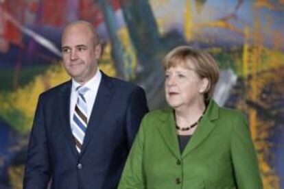 El primer ministro sueco Fredrik Reinfeldt y la canciller alemana Angela Merkel durante la rueda de prensa que han ofrecido en Berlín, Alemania, hoy.