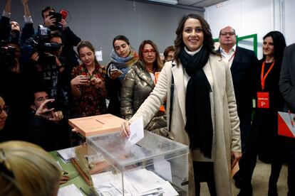 La cabeza de lista de Ciudadanos al Congreso por Barcelona, Inés Arrimadas, vota en la Escuela Ausiàs March del barrio de Les Corts de Barcelona.