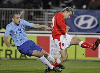 Heitinga, a la izquierda, intenta impedir el avance de un rival durante un partido con Holanda.