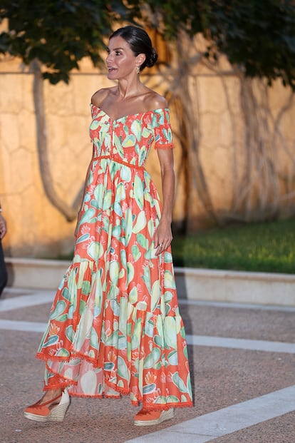 El vestido estampado de Letizia made in Spain. La reina acaparaba todas las miradas en su visita al Palacio de Marivent durante sus vacaciones en Palma de Mallorca con un vestido firmado por Charo Ruiz. Se trata de un diseño estampado de color naranja y largo hasta los tobillos, que combinó con unas alpargatas de cuña a juego de la marca, también española, Calzados Picón.