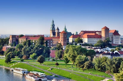 Vista de la colina de Wawel Hill, en Cracovia, con las torres de la catedral al fondo.